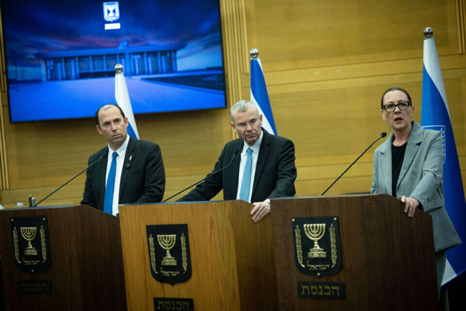 השר יריב לוין לצד ח"כ יוליה מלינובסקי ויו"ר ועדת החוקה שמחה רוטמן , יונתן זינדל/פלאש 90