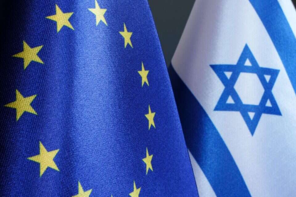 המשבר נמשך. דגלי האיחוד האירופי וישראל , .ללא