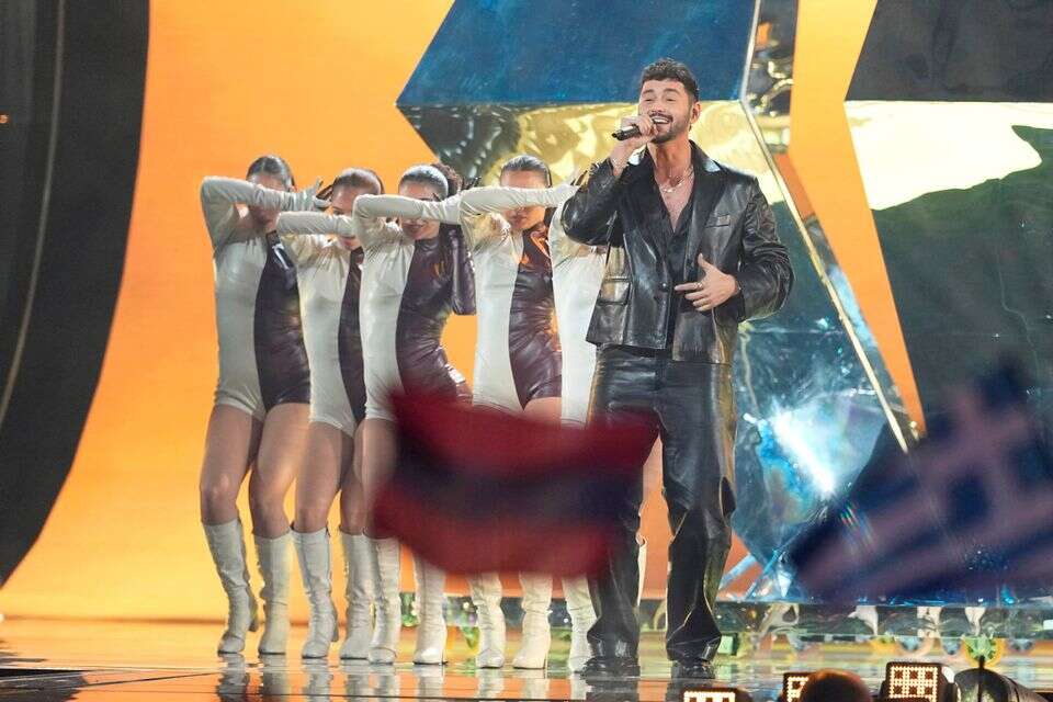 שרף את הבמה. נועם בתן סחף את הקהל בביצוע שלו ל"מישל" בחצי גמר האירוויזיון , אי.פי