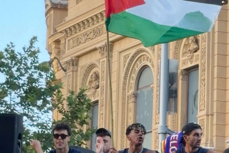 לאמין ימאל עם דגל פלסטין בצעדת האליפות של ברצלונה , HSMRAMY VIA INSTAGRAM
via REUTERS