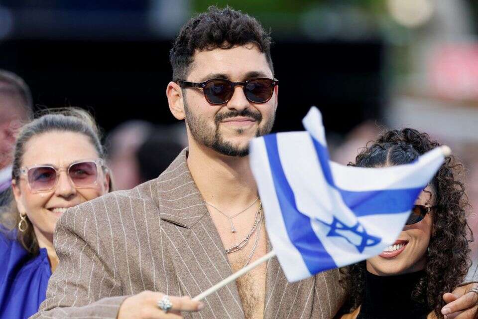 נועם בתן על שטיח הטורקיז של האירוויזיון בוינה, מאי 2026 , רויטרס