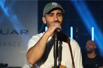 לראשונה: מ' המסתערב מופיע בפנים גלויות
