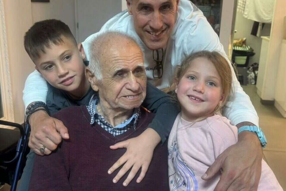 שמעון שלח עם בנו אמיר וילדיו. אגדה אדומה , אינסטגרם