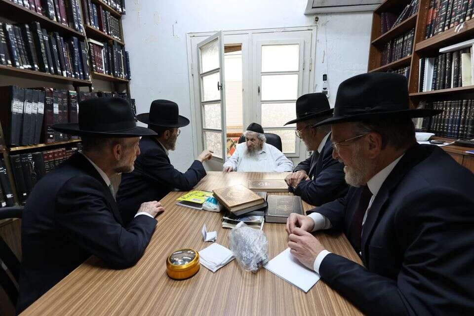 חברי דגל התורה בבית הרב לנדו , ללא