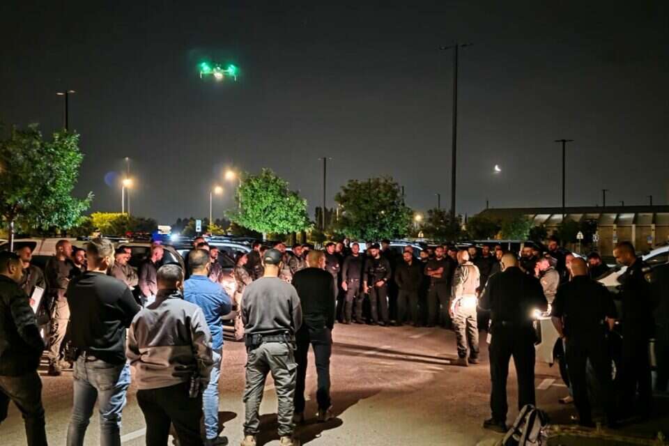38 חשודים בסחר באמל"ח נעצרו בפשיטה לילית בתום חקירה סמויה והפעלת סוכן שחצה את הקווים , דוברות המשטרה