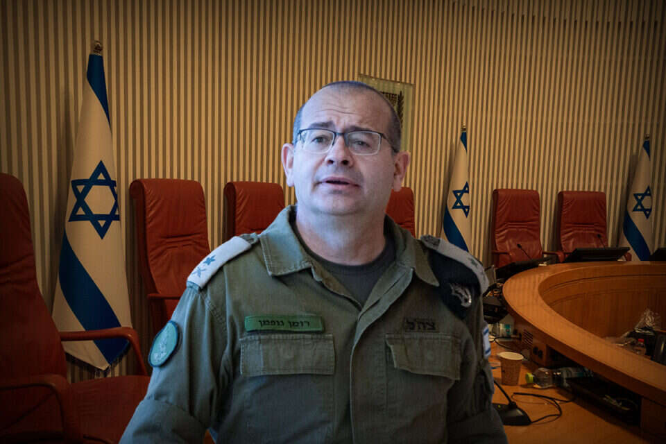 רומן גופמן על רקע בית המשפט העליון , אורן בן חקון