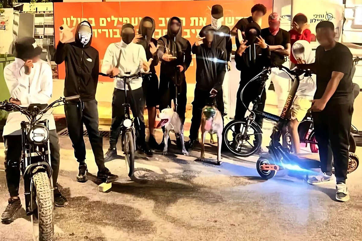 אחת מחבורות ה־SSQ בדרום תל אביב, בתיעוד עצמי. "מישהו צריך לקחת חסות על ילדי המהגרים" , מתוך רשתות חברתיות
