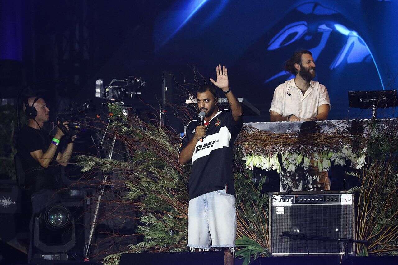 Watch: A bottle was thrown from the audience at Itai Levy - who stopped the show