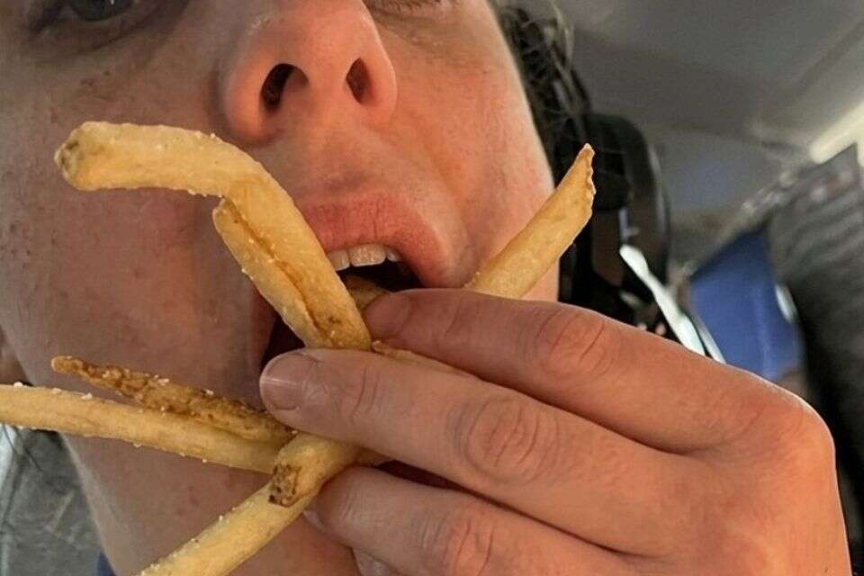התיעוד של עובדת מקדונלד'ס מלקקת את הצ'יפס , שימוש לפי סעיף 27א לחוק זכויות יוצרים