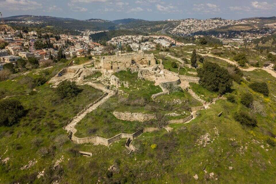 תצפיות מרהיבות, תעלות קשר. הקסטל , צבי הנרי כהן