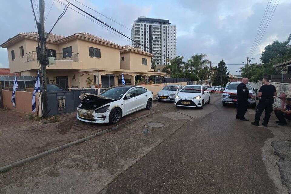 חדרה. חשודים בניסיון הצתה נורו על ידי קצין משטרה ונפצעו בינוני וקשה , דוברות המשטרה
