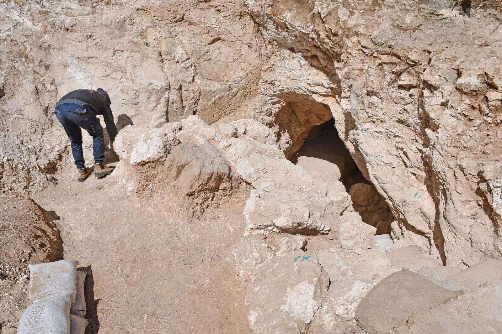חידה לא ברורה. המערה העתיקה שנחשפה בירושלים , יולי שוורץ, רשות העתיקות