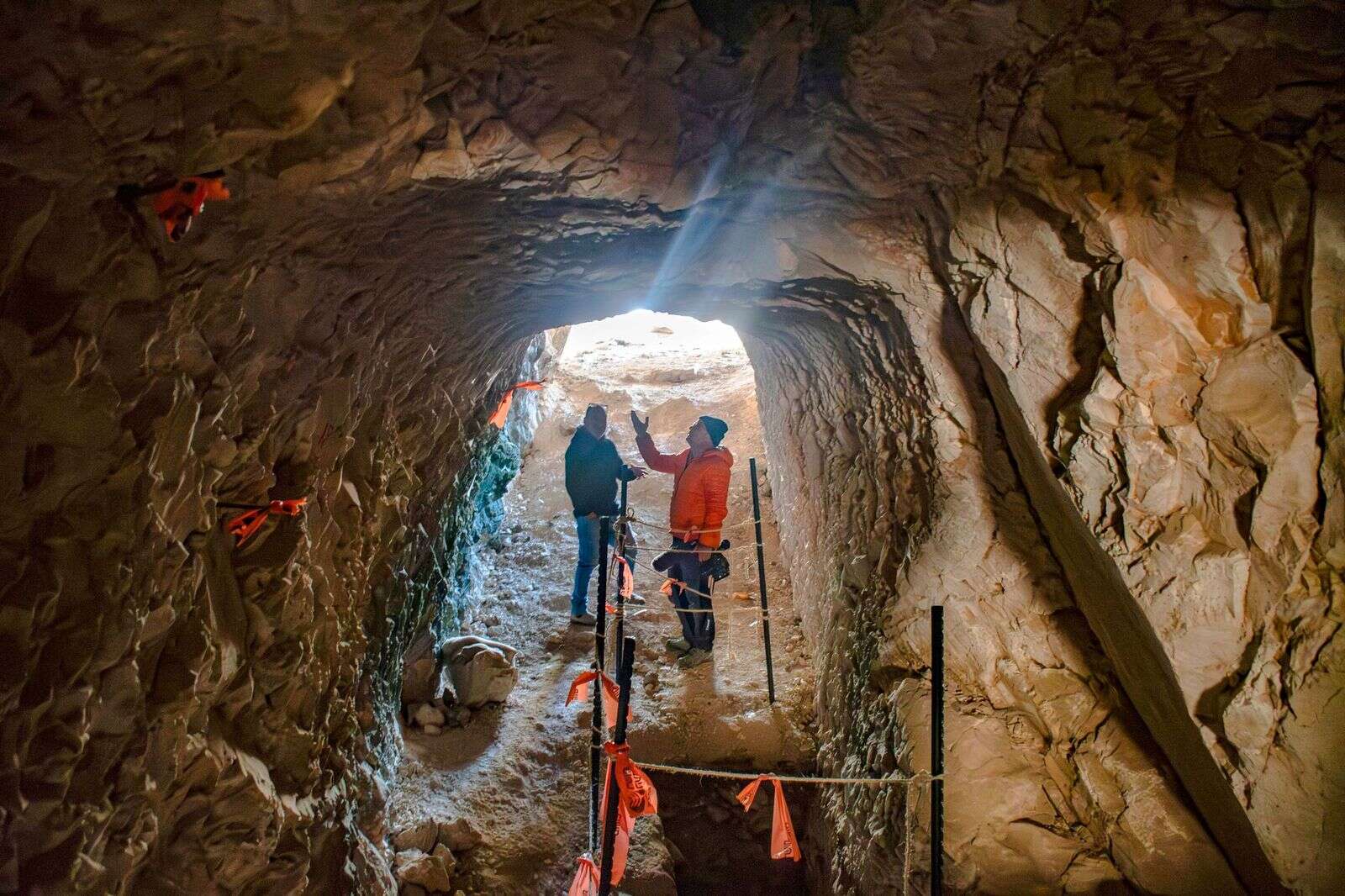 המהערה. בגובה 5 מטר וברוחב 3 מטר , יולי שוורץ, רשות העתיקות