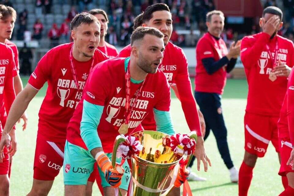 שחקני תון מניפים את גביע האליפות , fcthun_official