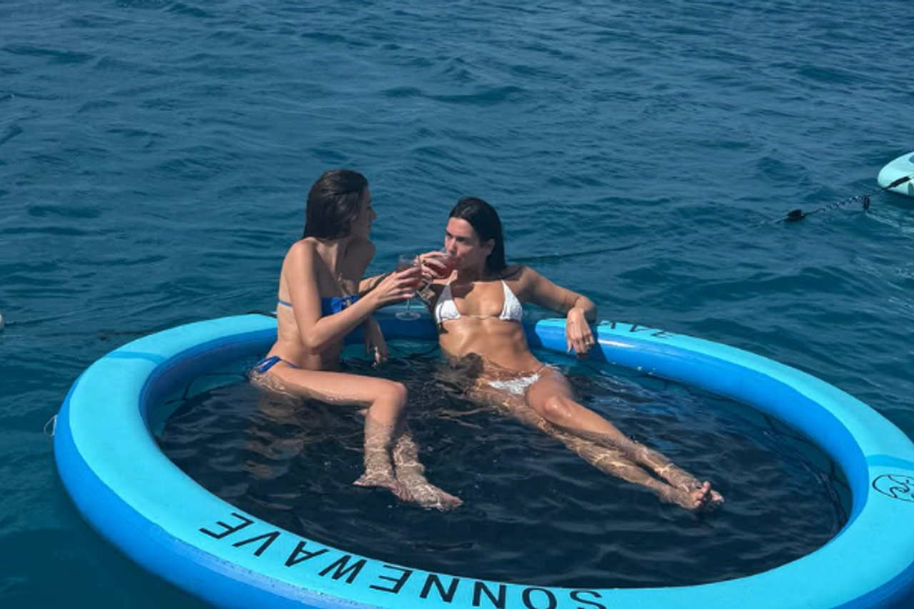 A luxurious bachelorette party? The vacation in question of Dua Lipa in Ibiza
