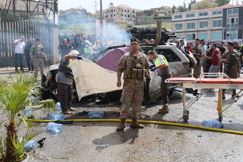 חייל לבנוני בזירת תקיפה בדרום ביירות , EPA