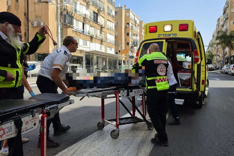 בת-ים. הולך רגל כבן 60 נפצע קשה בפגיעת אוטובוס , דוברות מד"א