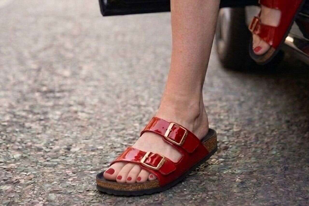 Iconic print capri pants and hot red sandals: 5 items for the weekend