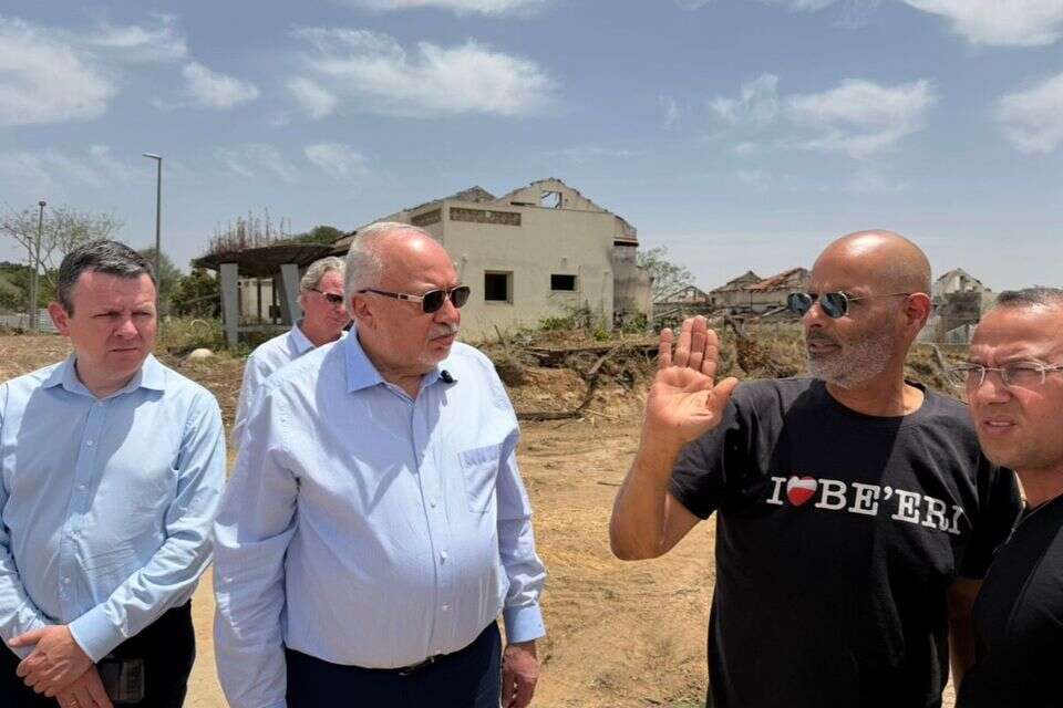 חבר הכנסת אביגדור ליברמן בביקורו בבארי. חושש שנתניוה יפתח במהלך צבאי לקראת הבחירות , ללא