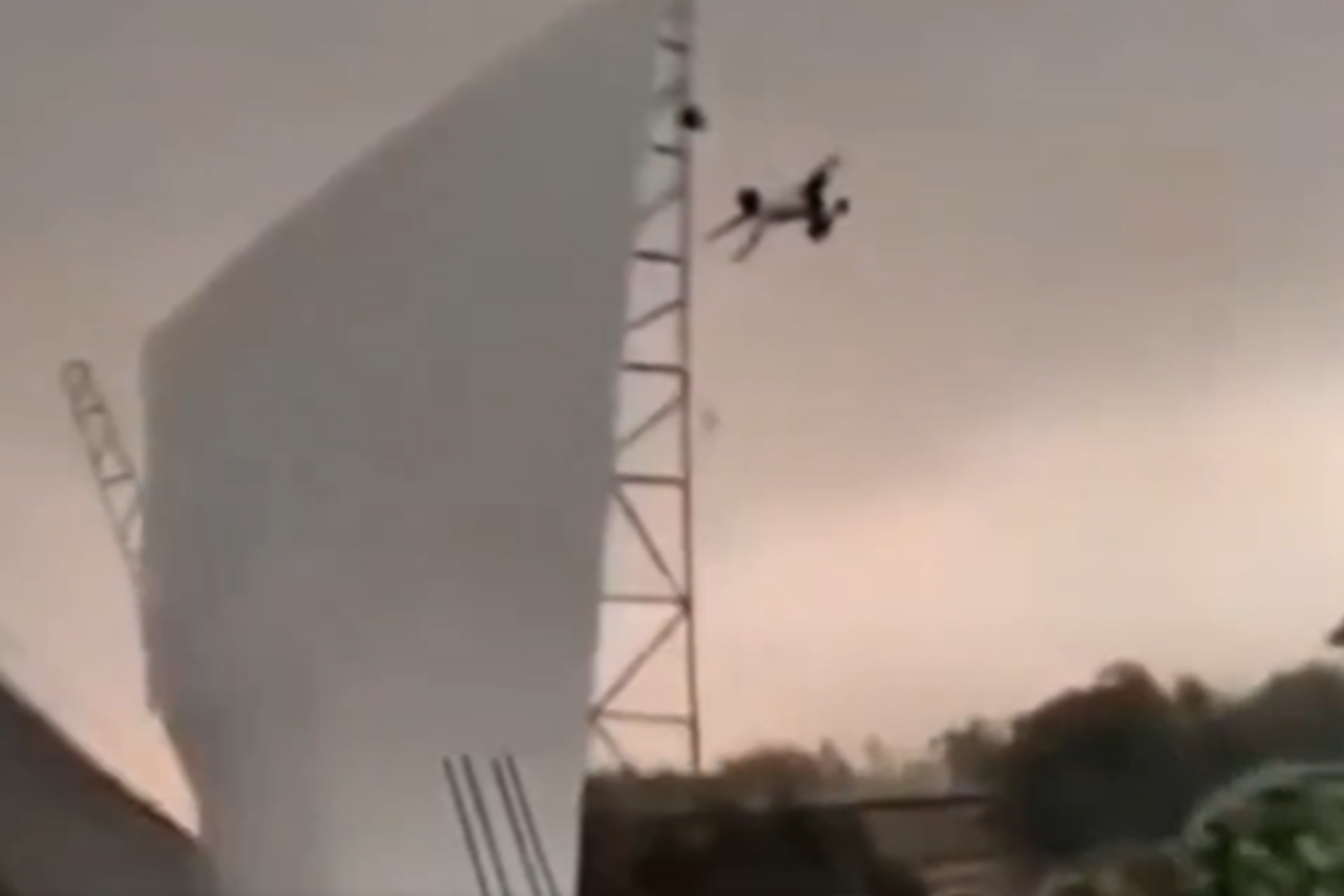 India: 100 dead as a result of severe storms, a man clinging to a shed flew through the air