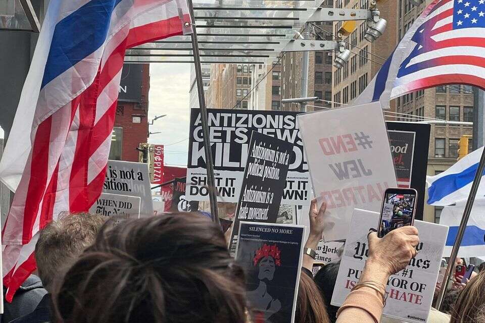 עשרות תומכי ישראל מפגינים מול מטה ה"ניו יורק טיימס" , האוורד כהן