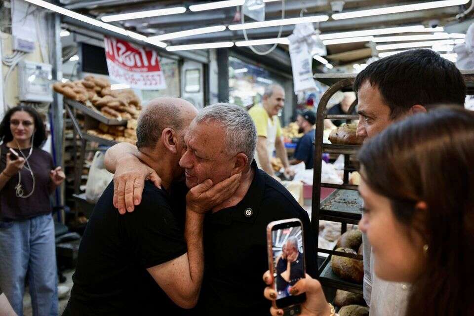 גדי איזנקוט בסיור בשוק הכרמל , מפלגת "ישר!"