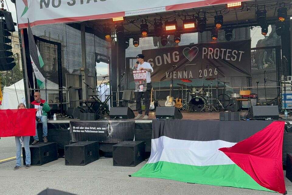 שלטי ענק הקוראים "NO STAGE FOR GENOCIDE" וקריאות להחרמת ישראל ואירוע האירוויזיון , נתן סטולרו