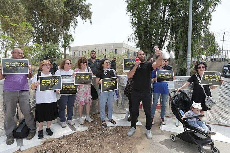 ההפגנה מחוץ לכלא 10 לשחרור החייל שנשלח ל-30 ימי מחבוש , ללא