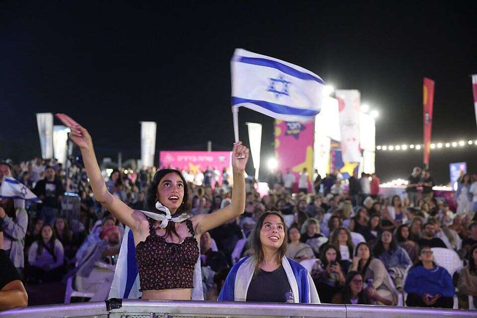 הקהל בתל אביב צופה בגמר האירוויזיון ,