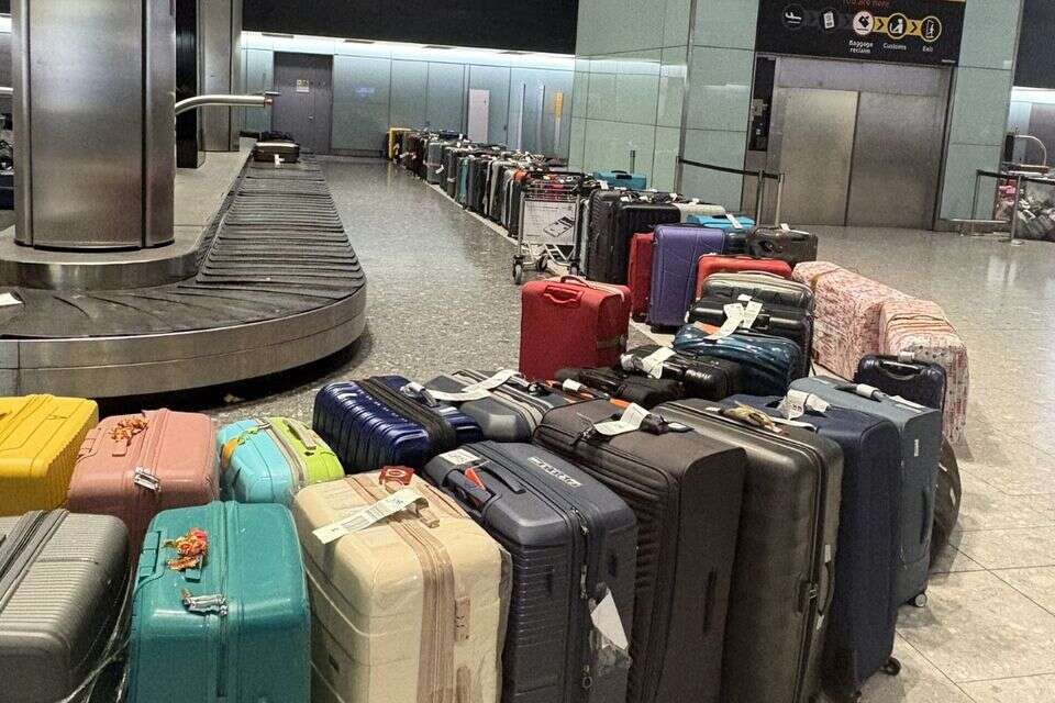 חמש שעות המתנה - ואז הביתה בידיים ריקות. המזוודות בהית'רו , 27א