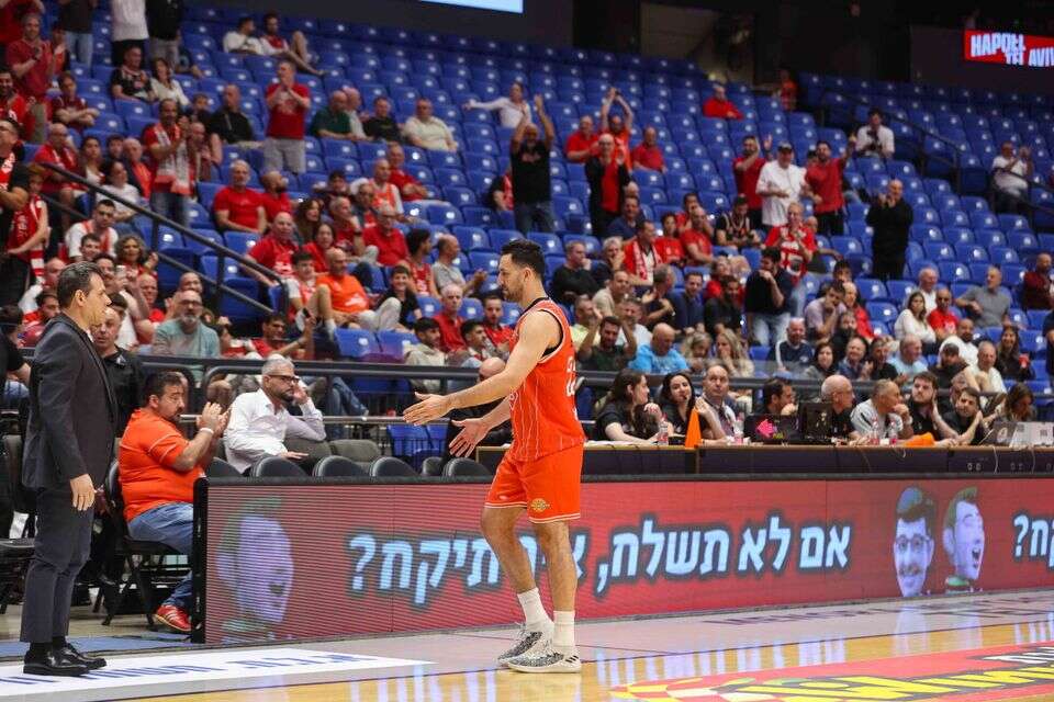 וסיליה מיציץ' מורחק מהמשחק נגד בני הרצליה , לירון מולדובן
