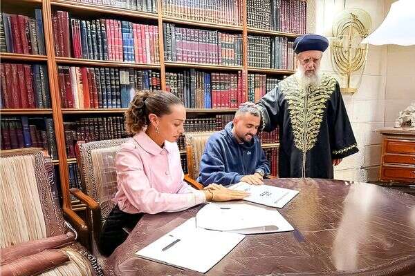 עדן פינס ואושר כהן עם הרב דוד יוסף , באדיבות איציק אוחנה "כיכר השבת"