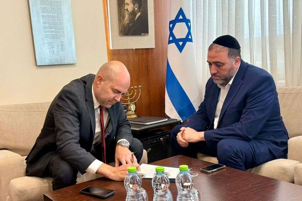 חבר הכנסת משה ארבל מתפטר מהכנסת. עם יו"ר הכנסת אמיר אוחנה , ללא