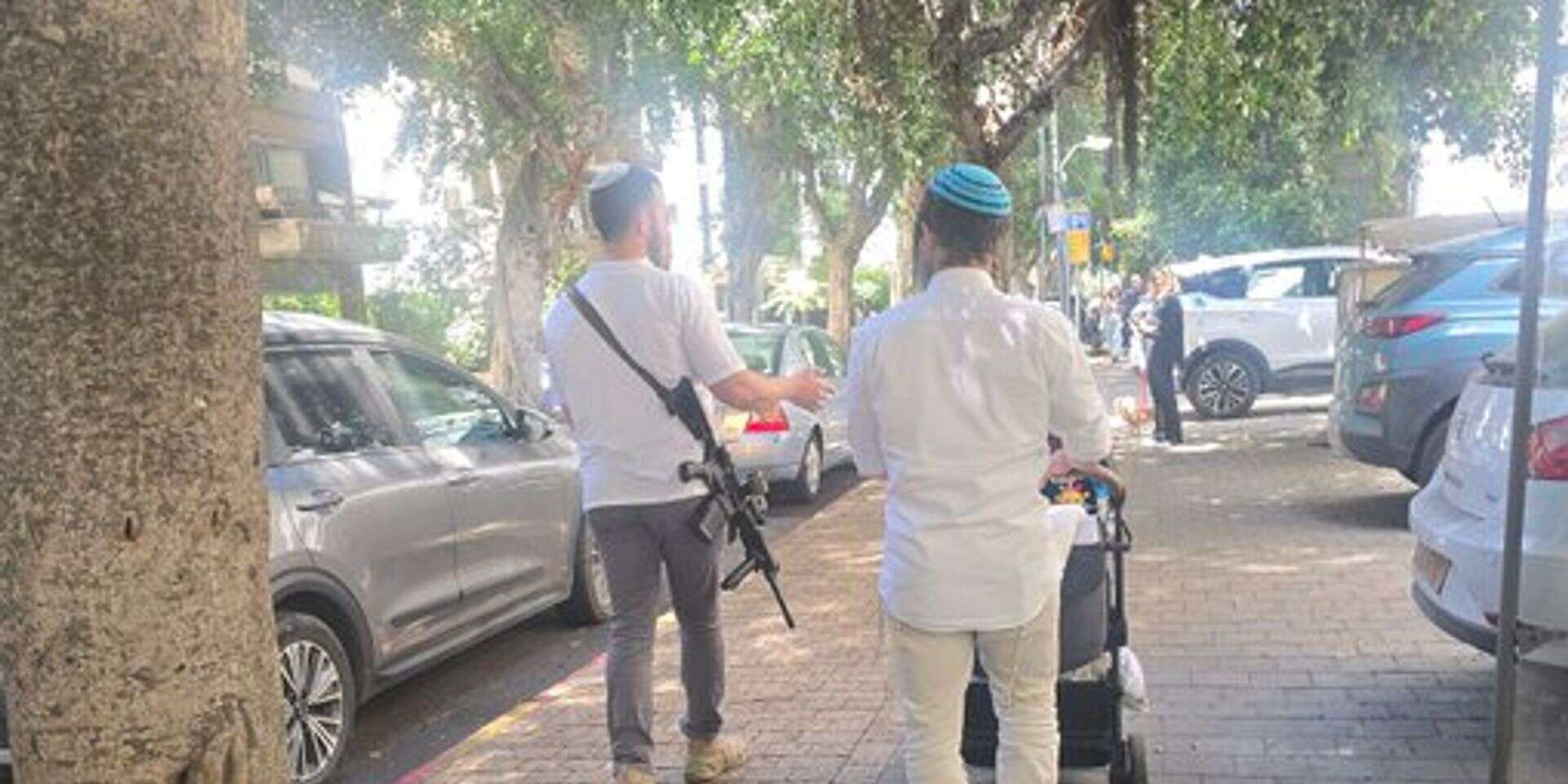 הדתיים שצולמו בשבת בתל אביב, בציוץ שחולל סערה , מתוך רשת "X"