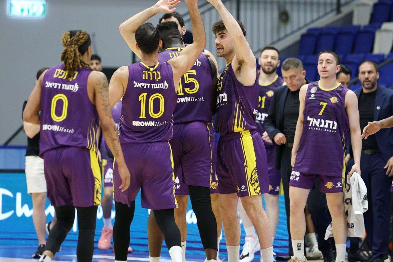 A three-point record for Hapoel Holon, who beat Elizur Netanya 95:108
