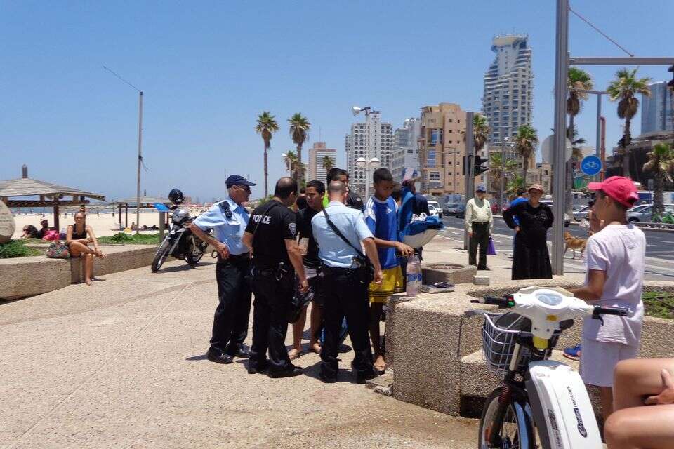 שוטרים מחפשים בתיקי נערים ונערות בחוף הים (ארכיון, למצולמים אין קשר לכתבה) , אבי כהן