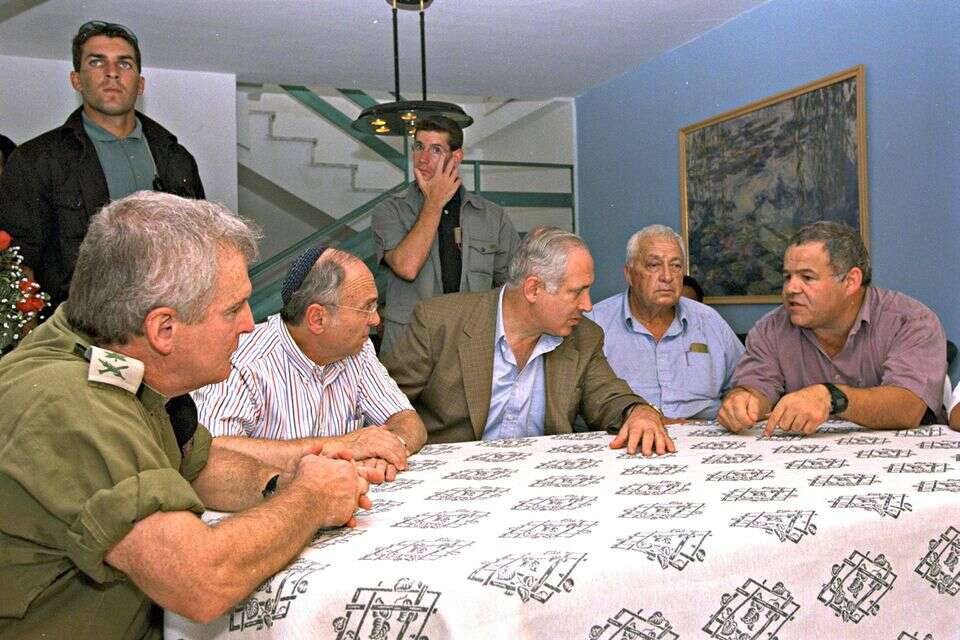 פגישת ראש הממשלה בנימין נתניהו (שלישי מימין) , השר אריק שרון (שני מימין) ושר האוצר יעקב נאמן (שני משמאל) עם ראש עיריית קרית שמונה פרוספר עזרן, בביקור שערכו ביישוב לאחר פגיעות של קטיושות בבתי מגורים בעיר , עמוס בן גרשום לע"מ