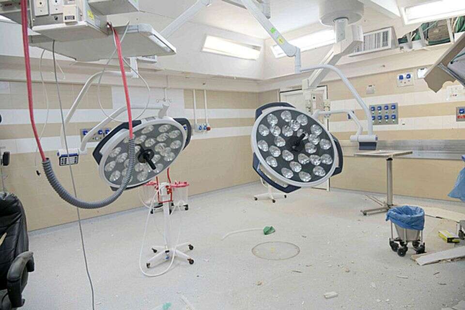 אחד מחדרי הניתוח ההרוסים אחרי פגיעת הטיל האיראני בסורוקה , דודו גרינשפן