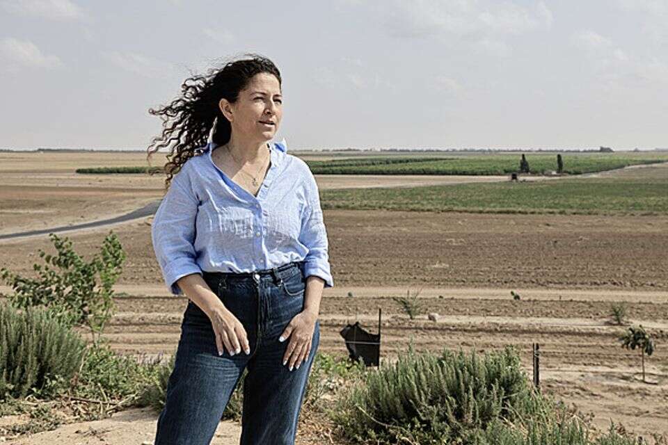 עוזיהו בשטח. "אני מתקשרת לשאול למה מזיזים כוחות וטנקים" , ללא קרדיט