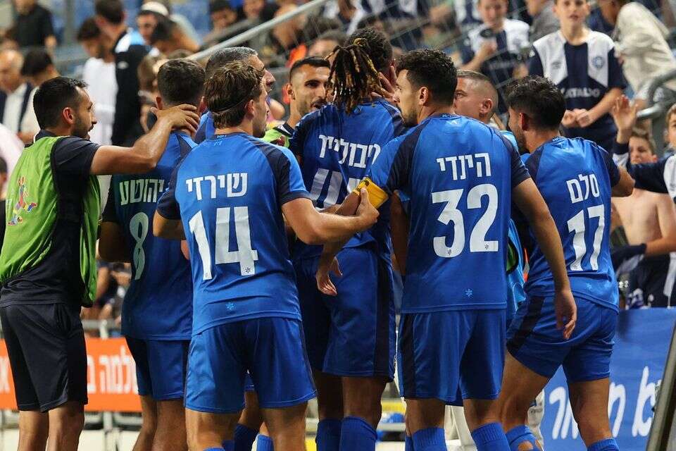 שחקני מכבי פתח תקווה חוגגים , בריכת וינגייט