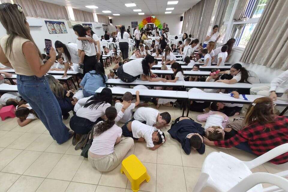 ילדי קריית שמונה במהלך האזעקה , ללא
