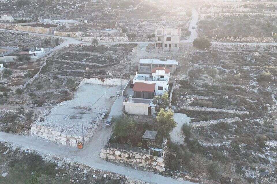 בנייה בלתי חוקית, פלישות חקלאיות, סלילת כבישים והקמת תשתיות קבועות ביו"ש , רגבים