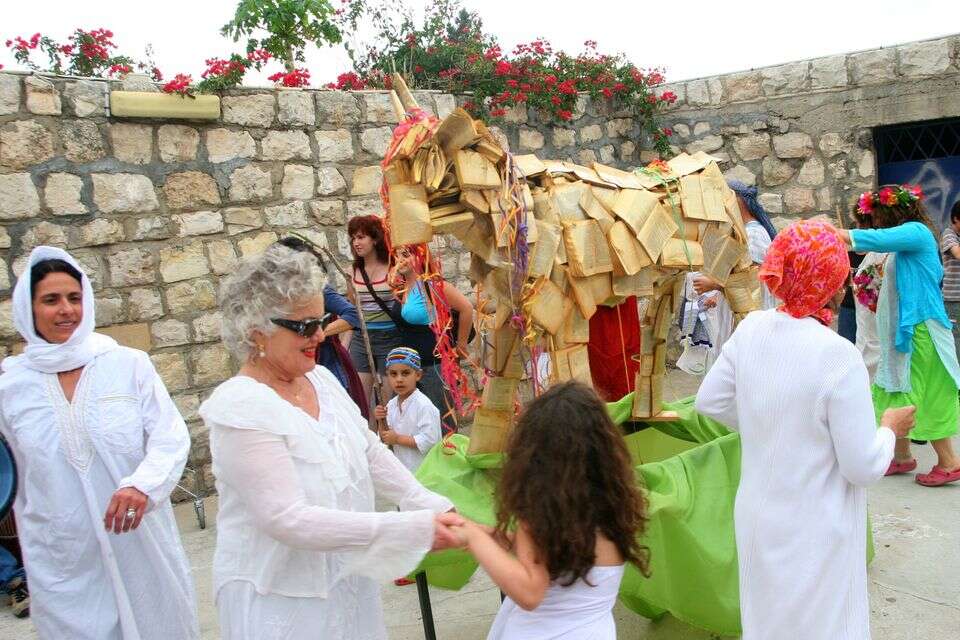 חוגגים סביב עגל הזהב , הרצי שפירא