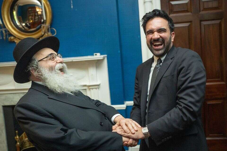 חוגג שבועות. ממדאני בלשכתו עם אנשי הקהילה היהודית , מתוך חשבון ה-X של ראש עיריית ניו יורק זוהרן ממדאני