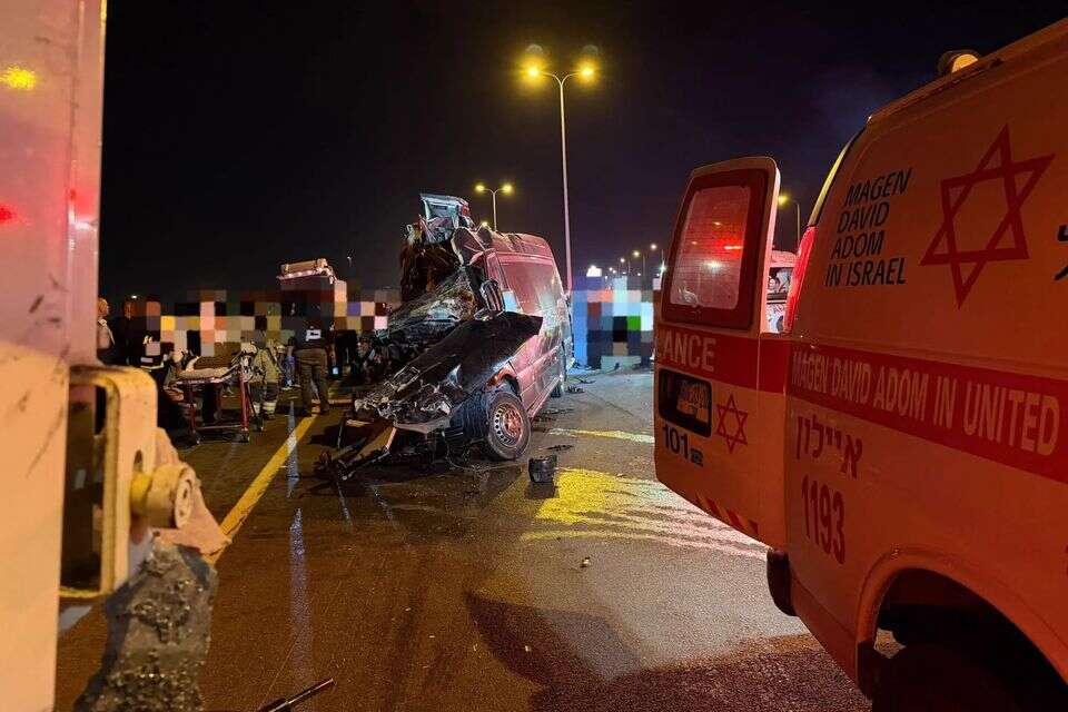 שני הרוגים וכמה פצועים בתאונה בין משאית למיניבוס בכביש 7 , תיעוד מבצעי מד"א