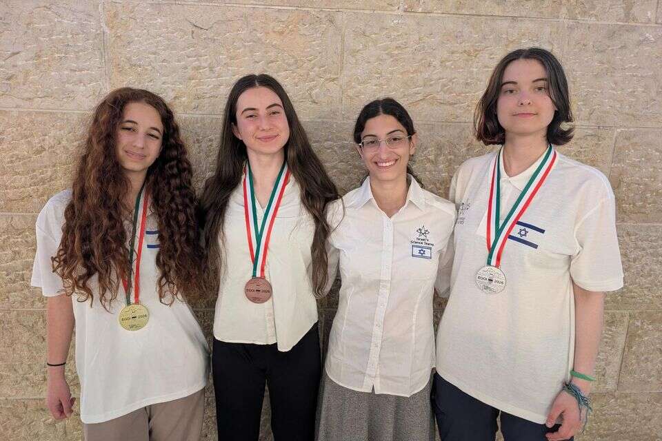 נבחרת התלמידות שייצגה את ישראל באולימפיאדה האירופאית לנערות במדעי המחשב , משרד החינוך ומרכז מדעני העתיד