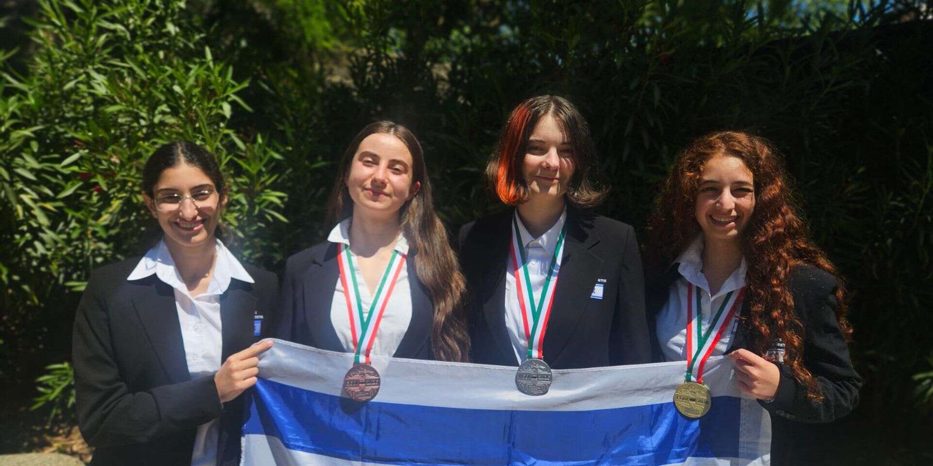 נבחרת התלמידות שייצגה את ישראל באולימפיאדה האירופאית לנערות במדעי המחשב , משרד החינוך ומרכז מדעני העתיד