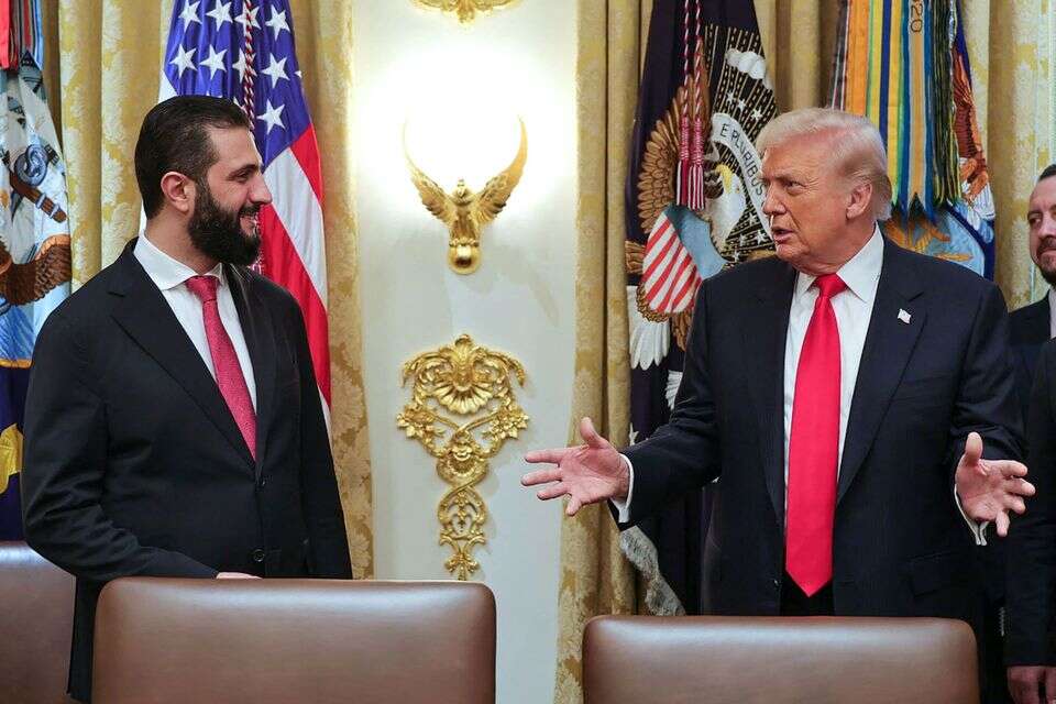 דונלד טראמפ ונשיא סוריה אחמד א-שרע בפגישתם בבית הלבן, 10 בנובמבר 2025 , Photo by Handout / SANA / AFP