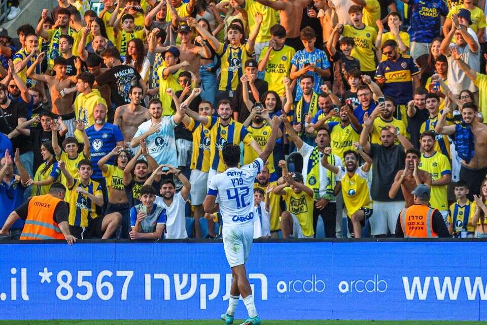 דור פרץ חוגג עם אוהדי מכבי תל אביב , קובי אליהו