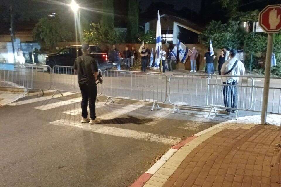 הפגנה מול ביתו של הרמטכ"ל זמיר , ללא